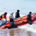 TNI, ADF, dan Basarnas Evakuasi Warga Nyaris Tenggelam di Laut Selatan Jawa