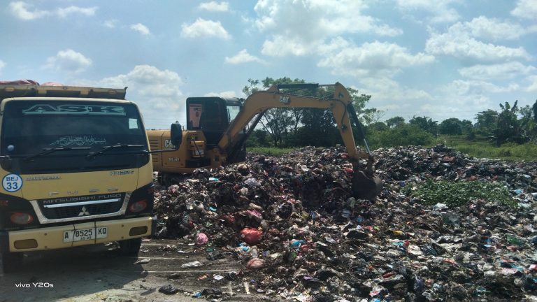 Tindak Lanjut Hasil Musyawarah, Pengolahan Sampah di Perumahan Griya Junti Asri Dilakukan Dengan Alat Berat