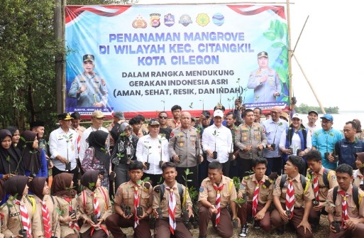 Kapolda Banten dan Wakil Gubernur Tanam 1.000 Mangrove di Cilegon